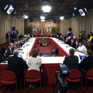 Gobierno y oposición dialogan en Venezuela