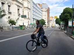 Un hombre transita en bicicleta por una calle vacía, en Buenos Aires. El país amanece paralizado por una huelga general. EFE /