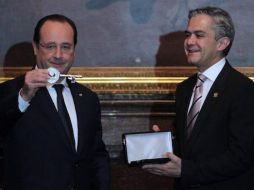 El jefe de Gobierno del Distrito Federal entrega la llave de la Ciudad al presidente francés, Francois Hollande. ESPECIAL /
