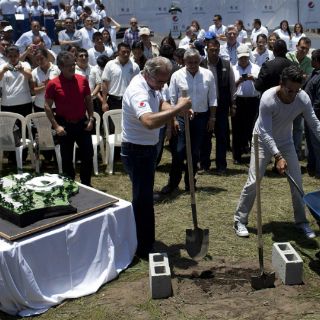 Arjona inaugura obras de escuela en Guatemala