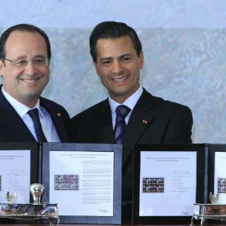 Peña y Hollande cancelan timbre postal