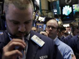 Los precios de las acciones en el sector tecnológico cayeron el viernes por segundo día consecutivo. AP /