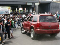 En un video se muestra cómo el individuo embistió a los normalistas. ARCHIVO /