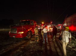 Los bomberos necesitaron más 100 mil litros de agua para controlar el siniestro.  /