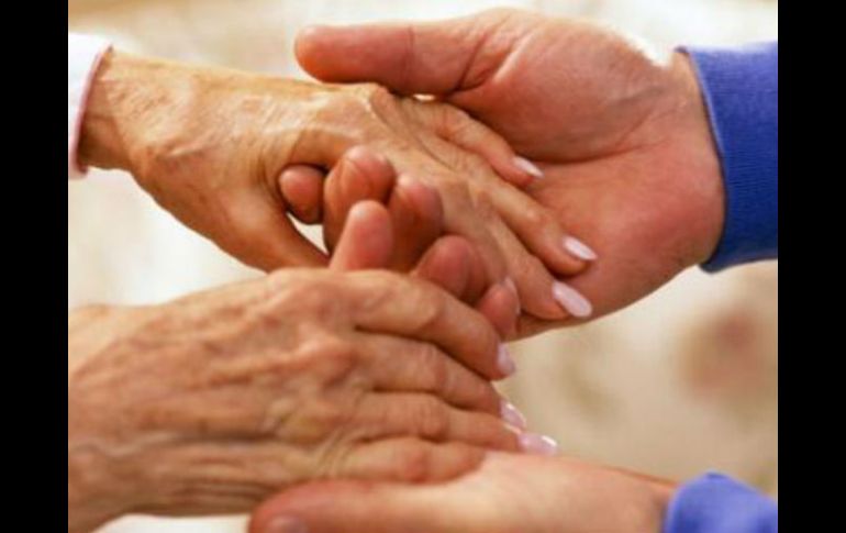 Los síntomas más comunes de esta enfermedad son temblor en las manos, brazos, piernas, mandíbula y cara. ESPECIAL /