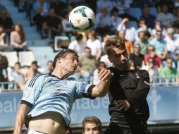 Griezmann (d) puso fin a su particular racha de siete fechas sin marcar, sumando su gol 16 del campeonato. EFE /