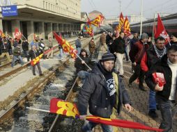 La manifestación inició de manera pacífica hasta que algunos jóvenes con cascos incitaron la violencia. ARCHIVO /