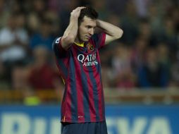 Lionel Messi se toca la cabeza luego de la derrota del equipo azulgrana en Granada. AP /