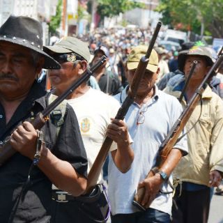 Autodefensas retienen a alcalde y policías en Tingambato