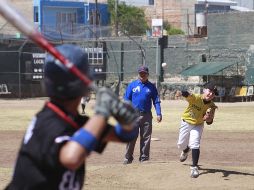 Integrantes de los Piratas de la categoría 15 a 18 de la Liga Alfarera, se sienten contentos por el regreso de los Charros.  /