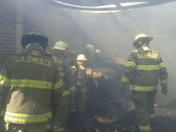 En colaboración con Protección Civil de El Salto y del Estado los tragahumos controlaron el incendio. ESPECIAL /