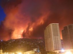 A decenas de kilómetros se puede observar una enorme columna de humo. Tomada de @jparedeso. ESPECIAL /