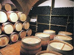 DELICIA. El vino suele almacenarse a una profundidas entre 40 y 50 metros, donde se conserva a una temperatura adecuada.  /