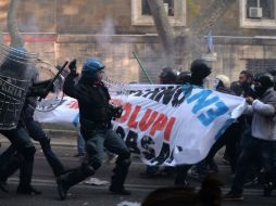 Policías antimotines arremeten contra manifestantes.algunas fuentes aseguran que los lesionados serían más de 40. AFP /