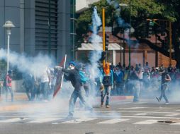 Los jóvenes respondieron a la Guardia Nacional lanzando piedras, botellas y cualquier otro artefacto que sirviera de proyectil. EFE /