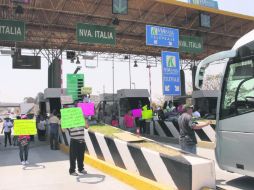 Autodefensas bloquearon la Autopista Siglo 21 para pedir la liberación de compañeros retenidos, al entrar en Tingambato. ESQUEMA  /