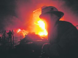 El viernes por la noche se registró el fuerte incendio en una pensión de camiones de carga.  /