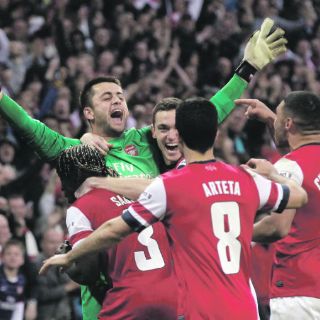 Arsenal sufre al límite para soñar con un título