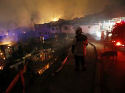 El fuego ha arrasado con cinco cerros poblados de la ciudad. EFE /