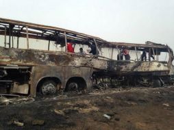 Así quedó el vehículo, que había salido de Villahermosa. Twitter: @HojasPoliticas. ESPECIAL /