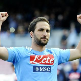 Higuaín marca triplete en triunfo del Nápoles