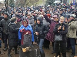 Prorrusos se manifiestan en las afueras de una estación de policía, ocupado por un grupo armado en Slovyanks, Ucrania. EFE /
