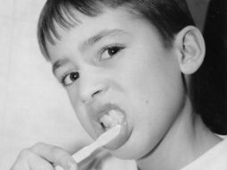 De los 40 a los 60 años, el problema de caries disminuye y aumenta la enfermedad periodontal. ARCHIVO /