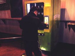 La máquina está dotada de alta tecnología y utiliza la biometría para verificar la edad del cliente. TOMADA DE @American__Green  /