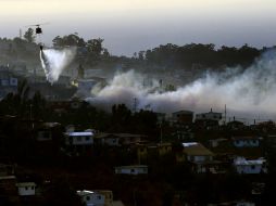 Un helicóptero arroja agua sobre el incendio en Valparaíso. ARCHIVO /