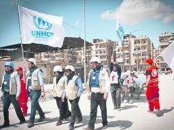 El Alto Comisionado de Derechos Humanos de la ONU camina con el equipo de ACNUR en la zona de 1.5 kilómetros en Bustan, en Alepo. EFE /