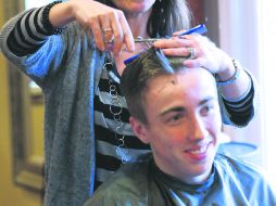 Estilista. Esta técnica dry cut es recomendada porque mantiene el corte intacto durante más tiempo. AP /