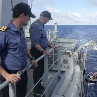 Submarino saldrá a buscar restos de avión malayo