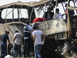 Este es el autobús en el que perdieron la vida 36 personas este domingo. EFE /