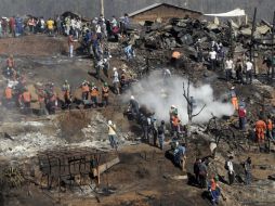 Voluntarios colaboran en la remoción de escombros tras el incendio en un sector de Valparaíso. EFE /
