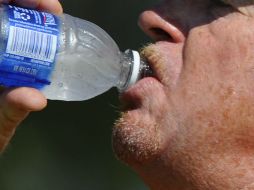 Recomiendan a la población ingerir de tres a cuatro litros diarios de agua natural. ARCHIVO /