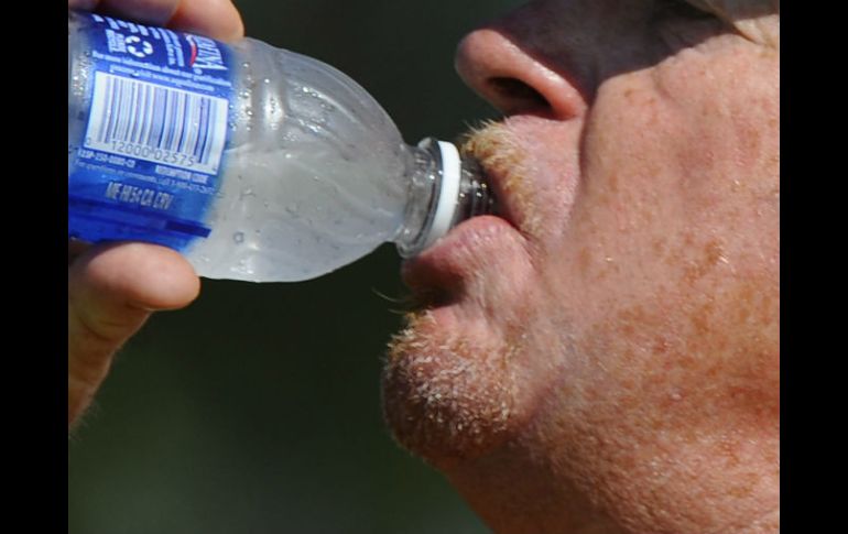 Recomiendan a la población ingerir de tres a cuatro litros diarios de agua natural. ARCHIVO /