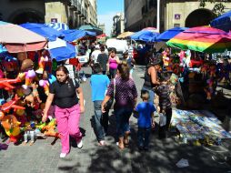 Los ambulantes se encuentran en las zonas peatonales de Plaza Guadalajara, Universidad y los andadores Colón, Pedro Moreno, Morelos.  /