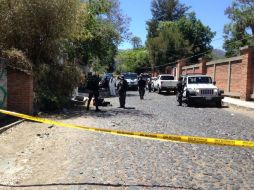 Elementos de la Fiscalía y del Servicio Médico Forense acudieron a indagar sobre las causas y el móvil del crimen. ESPECIAL /