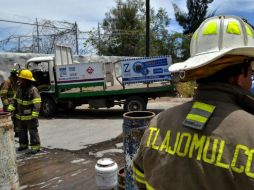 La camioneta transportaba 28 tanques de gas, de los que cinco estaban vacíos. ESPECIAL /