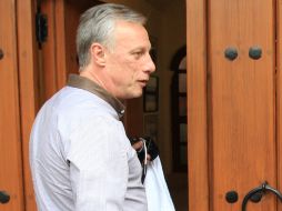 'También me piden respeto a la privacidad de la familia', dijo el médico cuando llegó al domicilio del autor. EFE /