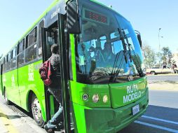 TRANSPORTE DIGNO. Un usuario del transporte público sube a una de las nuevas unidades de la Ruta Modelo.  /
