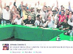 El comisionado Alfredo Castillo posteó la foto del momento en que las autodefensas votaron a favor de entregar sus armas. TWITTER  /