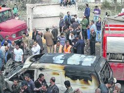 Personal de seguridad y médico de emergencia llegan al sitio de explosión de un coche-bomba en Al-Ushaq Ekremah, en el Centro de Homs. EFE /