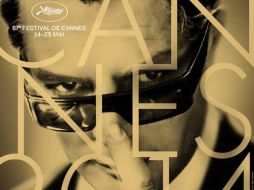 En la imagen, Marcello Mastroianni mira a la cámara por encima de unas gafas de sol. ESPECIAL /