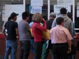 La gente aprovecha los días de asueto para poner al corriente sus impuestos. ARCHIVO /