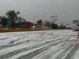 Autoridades realizan cortes viales a causa del granizo y piden a los conductores manejar con precaución. TOMADA DE @seleccmexicana  /
