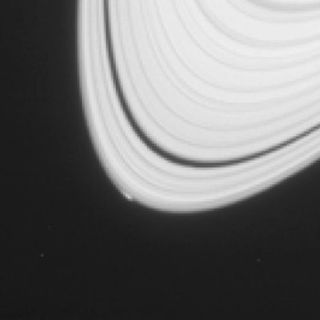 Captan nacimiento de una luna en anillo de Saturno