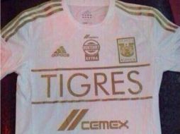 La playera es blanca con los estampados de patrocinadores y escudo en color dorado. ESPECIAL /