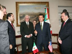 Peña Nieto recibe a los legisladores encabezados por el republicano Harold Rogers en la residencia oficial de Los Pinos. NTX /