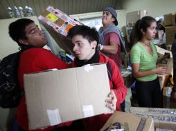 Este martes se entregaron más de mil toneladas de alimentos y herramientas a los damnificados. EFE /